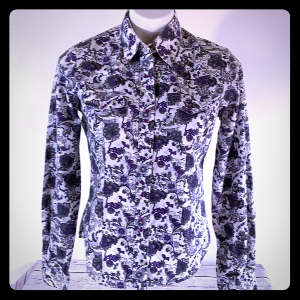 Women’s Long sleeve snap up shirt size medium